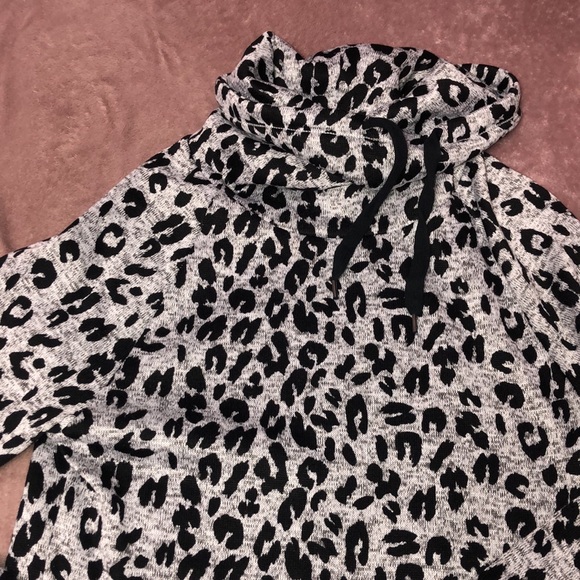 Cheetah Print Turtle neck sweatshirt - Picture 2 of 2